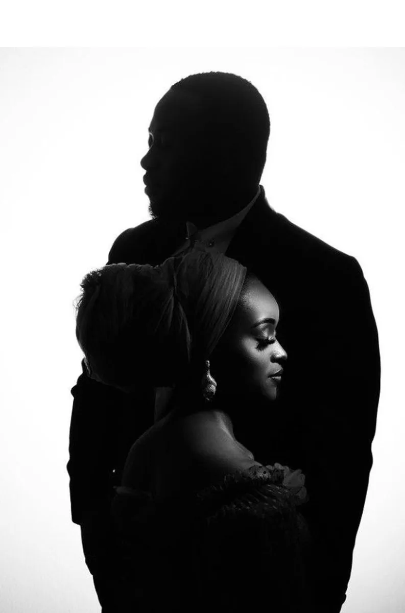 Silhouette d’un couple enlacé